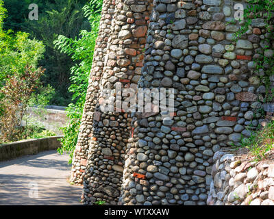 Castello medievale pareti rinforzate con terra e pietre Foto Stock