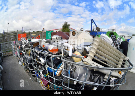Contenitore di rifiuti di apparecchiature elettroniche (WEEE) in attesa di riciclo al consiglio di riciclaggio domestico Centre Regno Unito Foto Stock