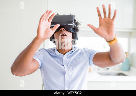 African amaerican uomo divertendosi con occhiali per realtà virtuale Foto Stock