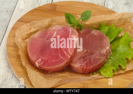 Tonno crudo round steak pronto per il grill Foto Stock