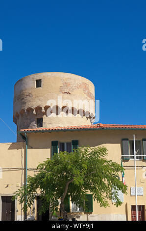 La medievale torre del saraceno torre o torre del porto, Giglio porto, l'Isola del Giglio, Arcipelago Toscano, Toscana, Italia Foto Stock