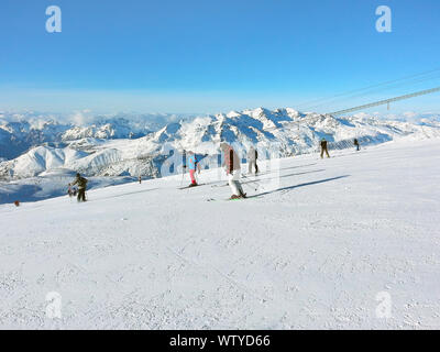 Les Deux Alpes, Francia - 30 dicembre 2012: Stazione sciistica piste, sciatori panorama di montagna in Francia, le Alpi francesi Foto Stock