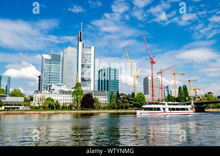 Bella vista sulla finanza città di Francoforte am Main - edificio skyline cityscape con cielo blu e nuvole, gru, gru (Baukran, Baukräne). Hessen, Hess Foto Stock