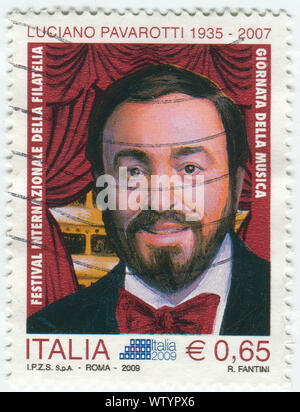 Italia - circa 2009: un timbro stampato in Italia mostra Luciano Pavarotti, famoso tenore, circa 2009 Foto Stock