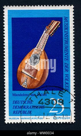 Repubblica democratica tedesca - circa 1971: un timbro stampato nella RDT mostra mandolino, Italia, strumento musicale da il Museo della Musica di Markneukirchen, circa 1971 Foto Stock