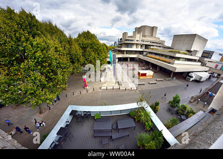 Londra, Inghilterra, Regno Unito. Il Royal National Theatre di South Bank complesso. Foto Stock