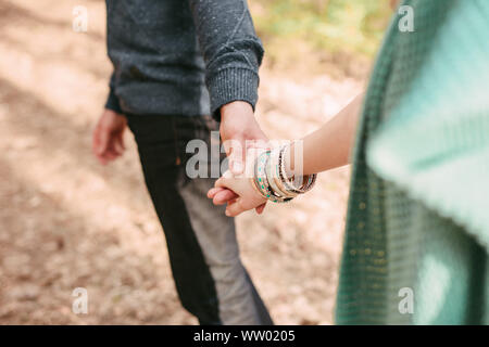 Close-up di una mano di un uomo porta la mano della ragazza Foto Stock