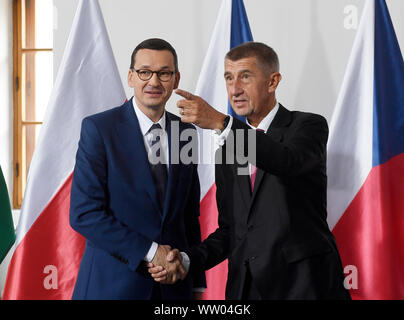 Praga, Repubblica Ceca. Xii Sep, 2019. Il Primo Ministro polacco Mateusz Morawiecki, sinistro e il ceco PM Andrej Babis, destra sono visti prima della riunione con il PMs di Visegrad quattro (V4; Repubblica Ceca, Slovacchia, Polonia, Ungheria) e i paesi dei Balcani occidentali per incrementare entrambe le regioni la cooperazione, il 12 settembre 2019, a Praga, Repubblica Ceca. Credito: Michal Krumphanzl/CTK foto/Alamy Live News Foto Stock