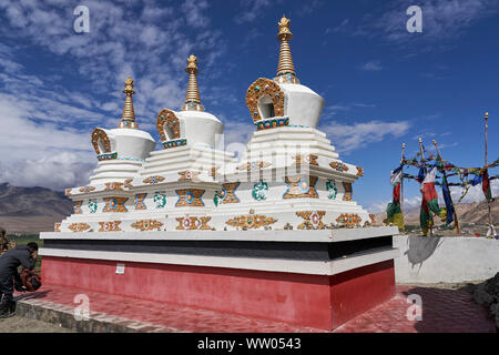 Tre stupa al monastero di Thiksey vicino a Leh, Ladakh, Foto Stock