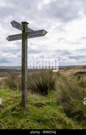 Cartello su del The Pennine Way su Stanbury Moor tra Haworth e Top Withens nel West Yorkshire, Inghilterra frequentata da escursionisti esplorare Bronte Country Foto Stock