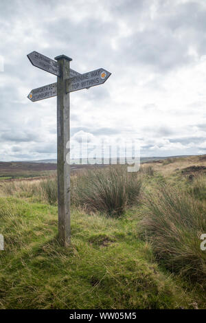 Cartello su Stanbury Moor mostra Haworth e Top Withens, posizione di Wuthering Heights e parte del modo Penine Foto Stock