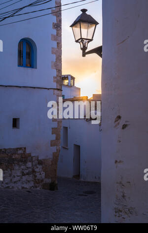 Ibiza/Spagna - 31 luglio 2019: nel tardo pomeriggio nella città vecchia di Eivissa capitale Foto Stock