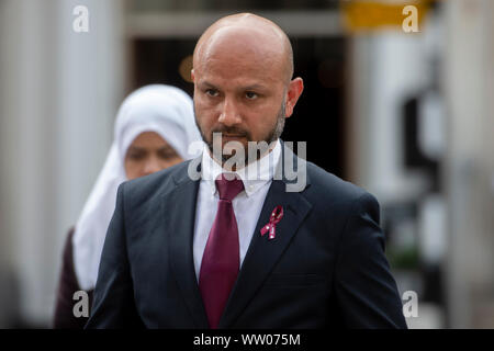 Mohammed Raqeeb arriva presso il Royal Courts of Justice di Londra dove lui e sua moglie Shelina iniziata sono al centro di un Alta Corte vita trattamento di supporto disputa sulle loro cinque-anno-vecchio Tafida figlia. Foto Stock