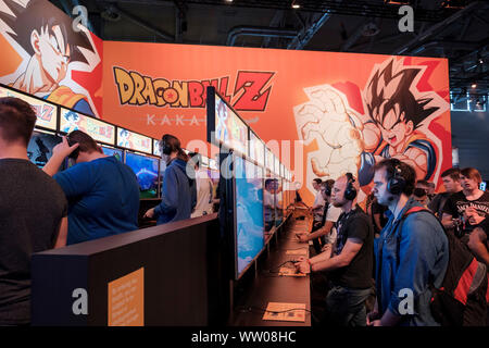 I giocatori di gioco computer gioco dragonball z in occasione di gamescom , più grande fiera per computer e video games a Colonia, in Germania il 21 agosto 2019 Foto Stock