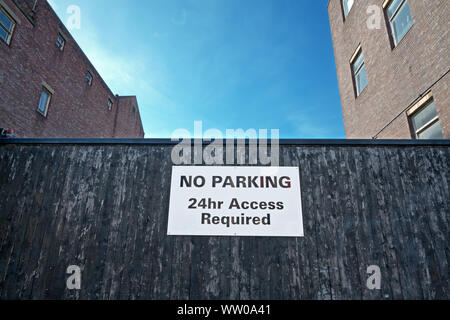 Nessun segno di parcheggio su una recinzione di legno Foto Stock