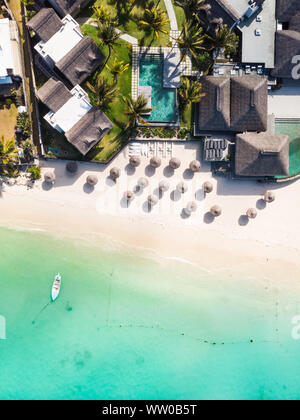 Vista aerea del tropicale incredibile spiaggia di sabbia bianca con foglie di palmo ombrelloni e il mare turchese, Mauritius. Foto Stock