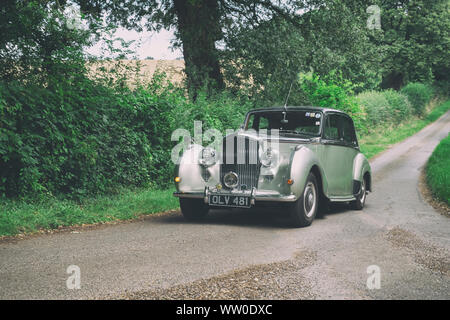 1953 Bentley andando a un classico auto show in Oxfordshire campagna. Broughton, Banbury, Inghilterra. Vintage filtro applicato Foto Stock