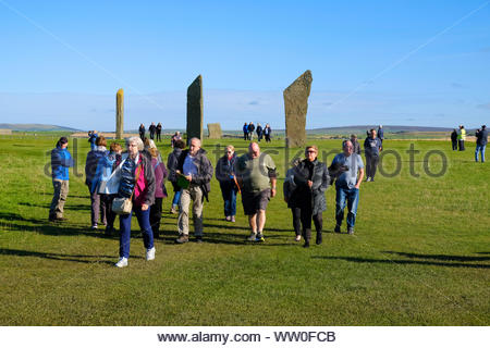 I visitatori a piedi le pietre di Stenness, un monumento del neolitico, cerchio di pietra e henge, isole Orcadi Scozia Scotland Foto Stock