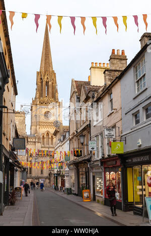 Bath, Regno Unito - 1 Novembre 2017: Street view con Saint Michael Church, bagno. La gente comune a piedi la strada Foto Stock