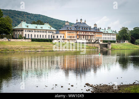 Pillnitz, Germania- Settembre 7, 2019: il castello di Pillnitz, vista attraversare il fiume Elba in Germania Foto Stock