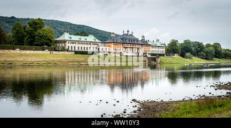 Pillnitz, Germania- Settembre 7, 2019: il castello di Pillnitz, vista attraversare il fiume Elba in Germania Foto Stock