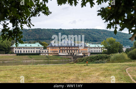 Pillnitz, Germania- Settembre 7, 2019: il castello di Pillnitz, vista attraversare il fiume Elba in Germania Foto Stock