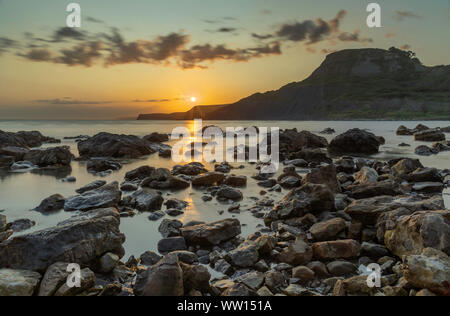 Chapman's Pool Purbeck Dorset Inghilterra Sunset over il drammatico paesaggio costiero della Jurassic Coast, a Chapman's Pool Foto Stock