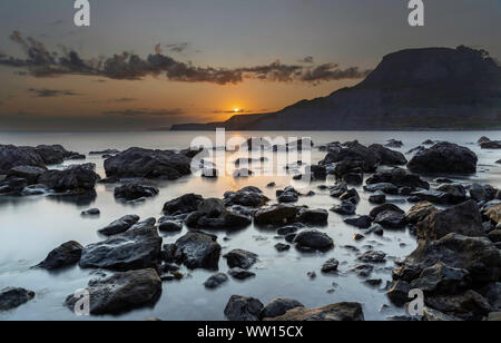 Chapman's Pool Purbeck Dorset Inghilterra Sunset over il drammatico paesaggio costiero della Jurassic Coast, a Chapman's Pool Foto Stock