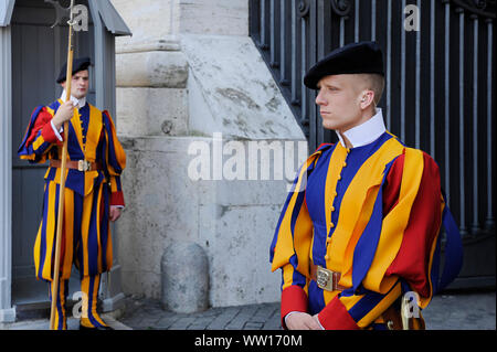 La Cattedrale di San Pietro e la Città del Vaticano, Roma, Italia - 4 Luglio 2015: due guardie di sicurezza indossando variopinti uniforme dal Corpo della Guardia Svizzera Pontificia Foto Stock