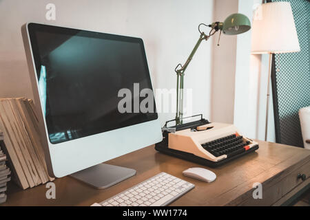 IMac pro (computer) in una postazione di lavoro in ufficio a casa. Foto Stock