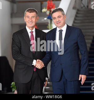 Praga, Repubblica Ceca. Xii Sep, 2019. Primo ministro ceco Andrej Babis, sinistra, strette di mano con il Primo Ministro della Bosnia e Erzegovina Denis Zvizdic prima dell incontro con il PMs di Visegrad quattro (V4; Repubblica Ceca, Slovacchia, Polonia, Ungheria) e i paesi dei Balcani occidentali per incrementare entrambe le regioni la cooperazione, il 12 settembre 2019, a Praga, Repubblica Ceca. Credito: Michal Krumphanzl/CTK foto/Alamy Live News Foto Stock