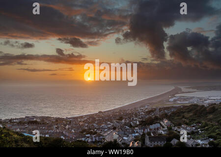 Chesil Beach Portland Dorset Inghilterra tramonto sul Chesil Beach, visto da altezze di Portland, sopra Fortuneswell Foto Stock