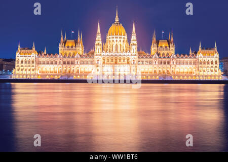 Parlamento ungherese edificio sulla riva del fiume Danubio a Budapest di notte, foto aeree Foto Stock