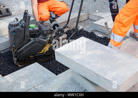 Lavoratore la posa di blocchi in calcestruzzo Foto Stock