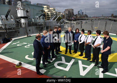 Il primo ministro Boris Johnson accompagnato dal segretario alla difesa Ben Wallace (sinistra) come egli visiti la NLV Pharos, un faro gara ormeggiato sul fiume Tamigi per contrassegnare London International Settimana di spedizione. Foto Stock