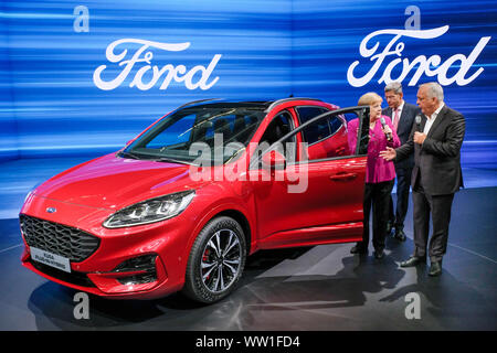 A Francoforte il 12.sett2019: il Cancelliere tedesco Angela Merkel visite Ford stand IAA. Da sinistra.: Anglea Merkel, il presidente del VDA Bernhard matte, Ford Germania boss Gunnar Herrmann, la vettura è una Ford Kuga ibrido. --- Frankfurt/M 12.9.2019: Bundeskanzlerin Angela Merkel Ford-Stand besucht auf IAA. V.l.n.r.: Anglea Merkel, VDA Präsident Bernhard matte, Ford-Werke-Chef Gunnar Herrmann, das Auto ist ein Ford Kuga ibrido. Foto Stock