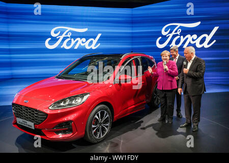 A Francoforte il 12.sett2019: il Cancelliere tedesco Angela Merkel visite Ford stand IAA. Da sinistra.: Anglea Merkel, il presidente del VDA Bernhard matte, Ford Germania boss Gunnar Herrmann, la vettura è una Ford Kuga ibrido. --- Frankfurt/M 12.9.2019: Bundeskanzlerin Angela Merkel Ford-Stand besucht auf IAA. V.l.n.r.: Anglea Merkel, VDA Präsident Bernhard matte, Ford-Werke-Chef Gunnar Herrmann, das Auto ist ein Ford Kuga ibrido. Foto Stock