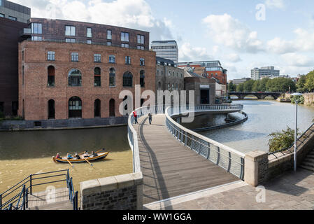 Castle Bridge che conduce al Left Hangen Giant Brewpub, il porto galleggiante di Bristol, City of Bristol, Inghilterra, Regno Unito Foto Stock