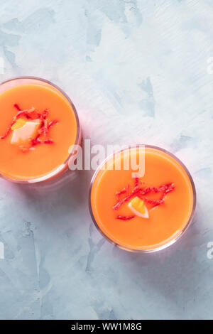 Salmorejo, Spagnolo di pomodoro a freddo e la minestra di pane, servito in bicchieri, overhead shot con copyspace Foto Stock