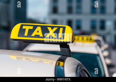 Messa a fuoco selezionata al segno di taxi vicino sul servizio taxi auto Foto Stock