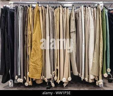 I vestiti usati nel mercato. Pantaloni in abiti usati shop Foto Stock