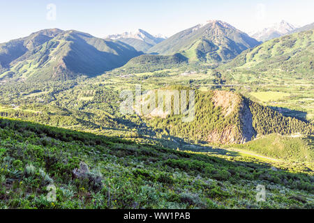 Mattina di alta vista da Sunnyside Trail in Aspen Colorado in Woody Creek quartiere a inizio estate 2019 con valle Foto Stock