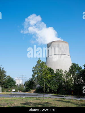 Vapore e cielo blu sopra grande camino di una centrale nucleare vicino a Lingen in Bassa Sassonia Foto Stock