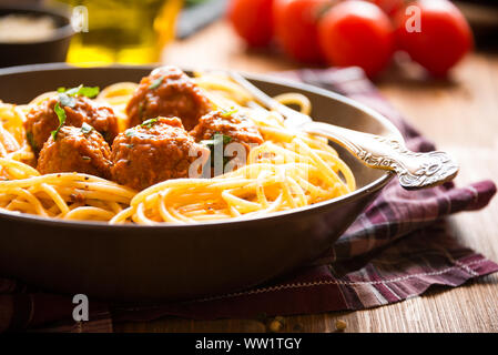 Deliziosi spaghetti con le polpette di carne in salsa di pomodoro Foto Stock