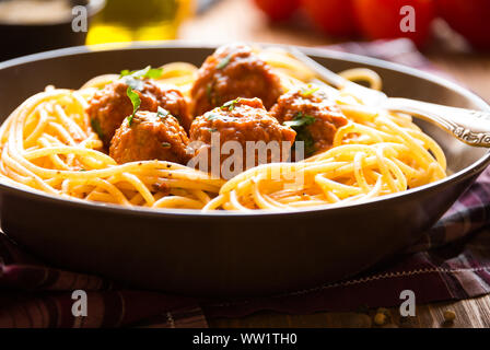 Deliziosi spaghetti con le polpette di carne in salsa di pomodoro Foto Stock