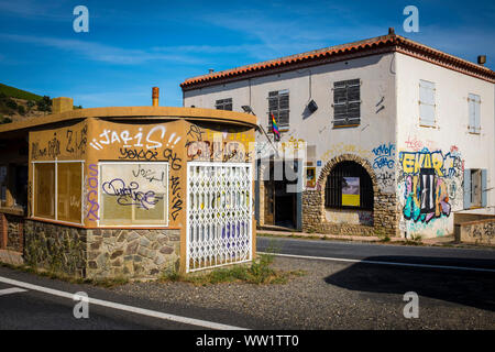 Frontiera Francia-spagna sulla D914 road, sulla costa mediterranea, Pirenei Orientale, Francia Foto Stock