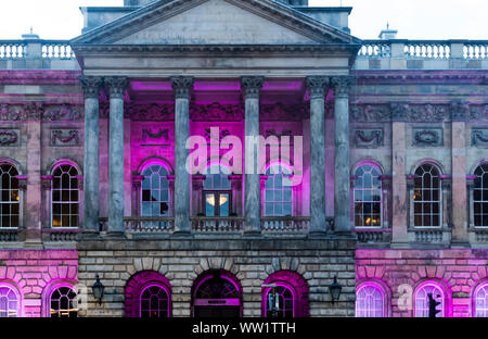 Town Hall lite con luce violetta in Liverpool Foto Stock