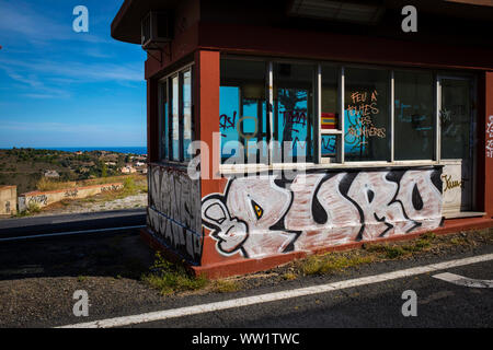 Frontiera Francia-spagna sulla D914 road, sulla costa mediterranea, Pirenei Orientale, Francia Foto Stock