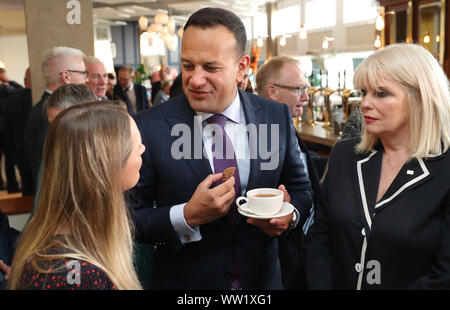 Taoiseach Leo Varadkar chat con il generale candidato alle elezioni Emer Currie (sinistra) e TD Maria Mitchell O'Connor (a destra) durante il Fine Gael incontro parlamentare al Garryvoe Hotel in Cork. Foto Stock