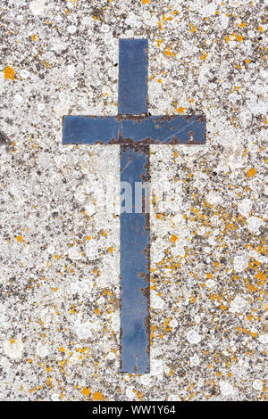 Croce metallica sulla lapide nel cimitero, vista dall'alto Foto Stock